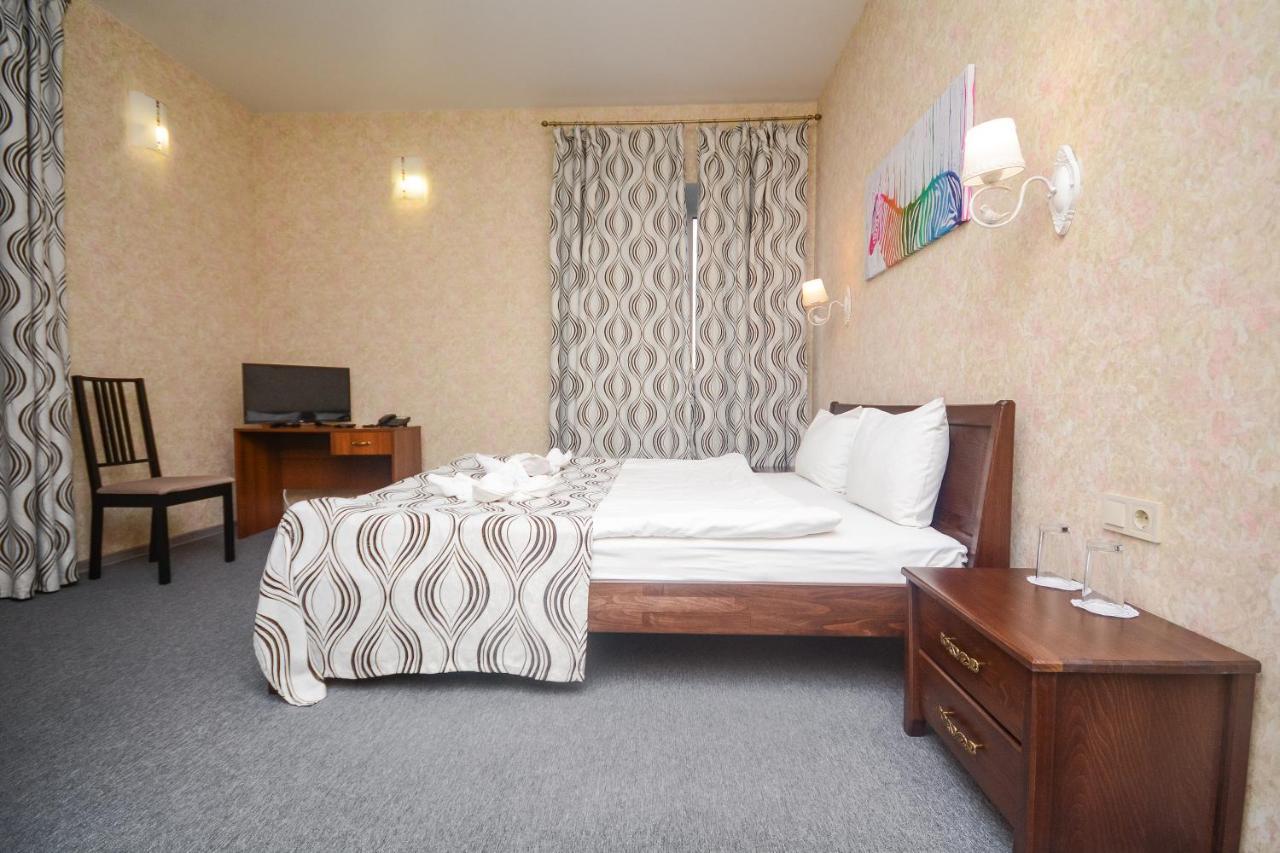 Три Сімки Hotel Вишхород Екстериор снимка