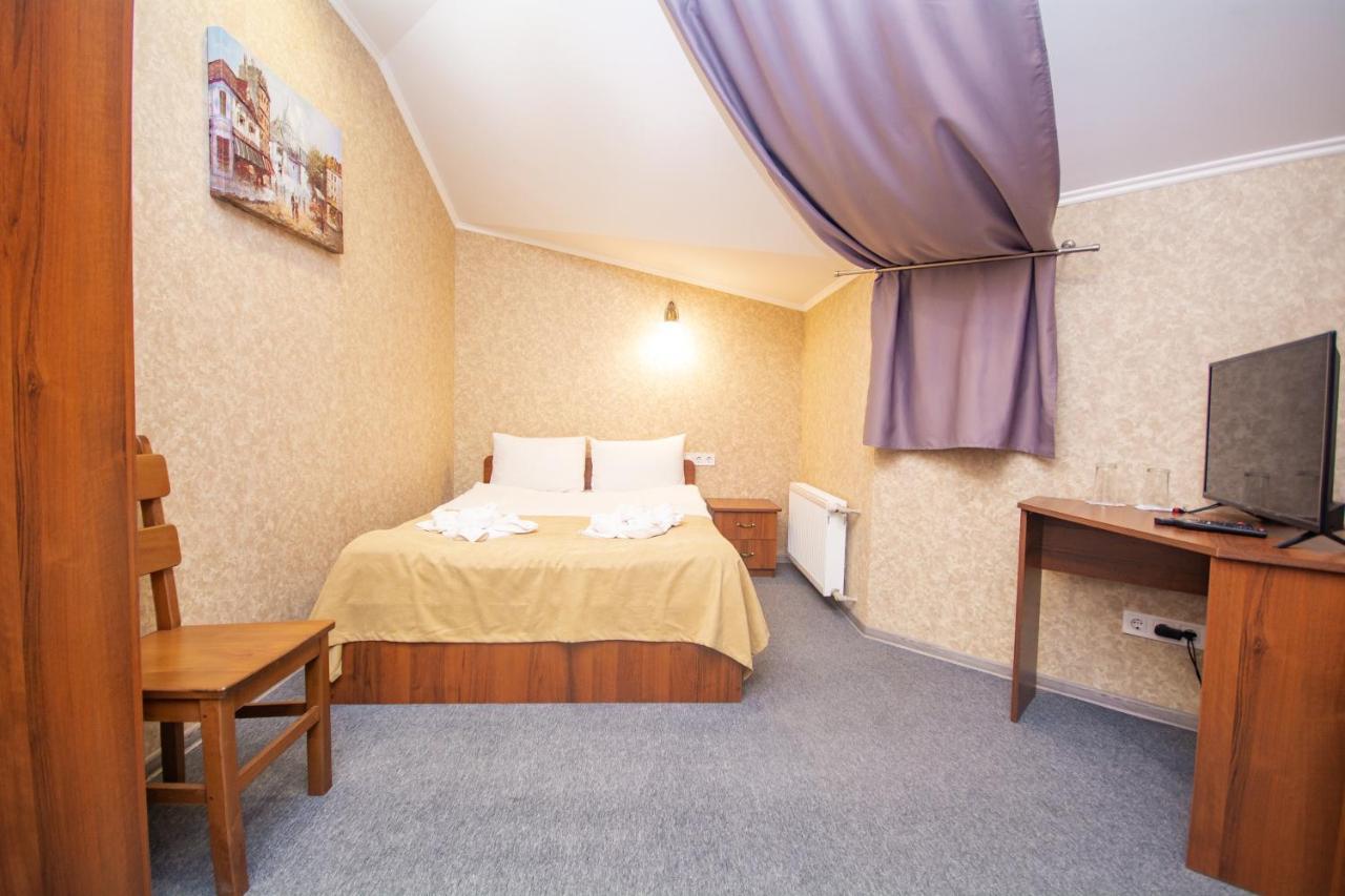 Три Сімки Hotel Вишхород Екстериор снимка