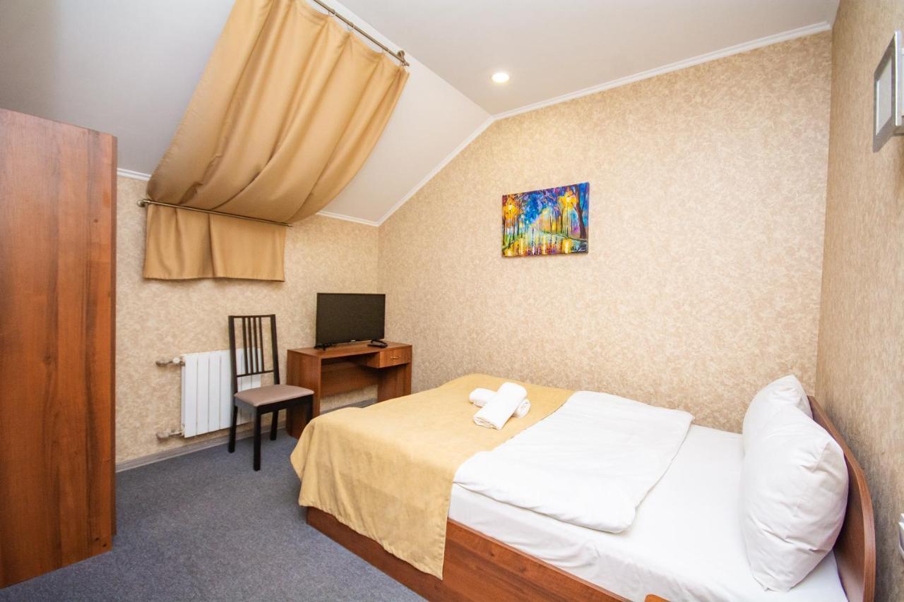 Три Сімки Hotel Вишхород Екстериор снимка
