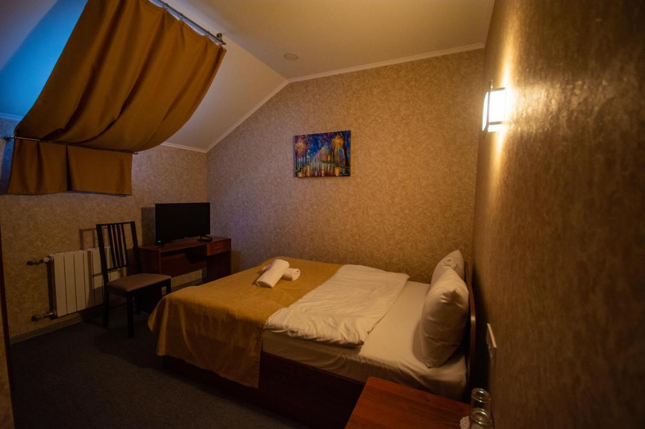 Три Сімки Hotel Вишхород Екстериор снимка