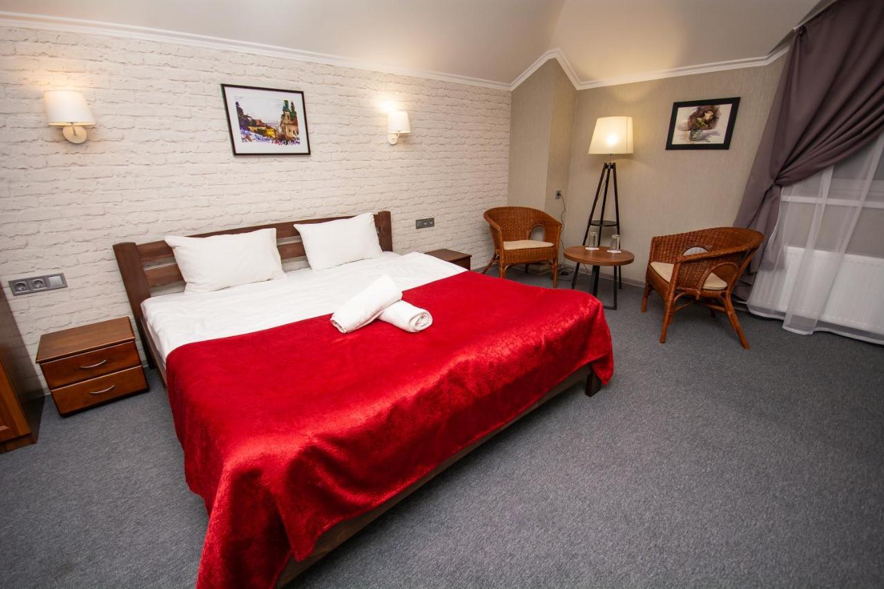 Три Сімки Hotel Вишхород Екстериор снимка