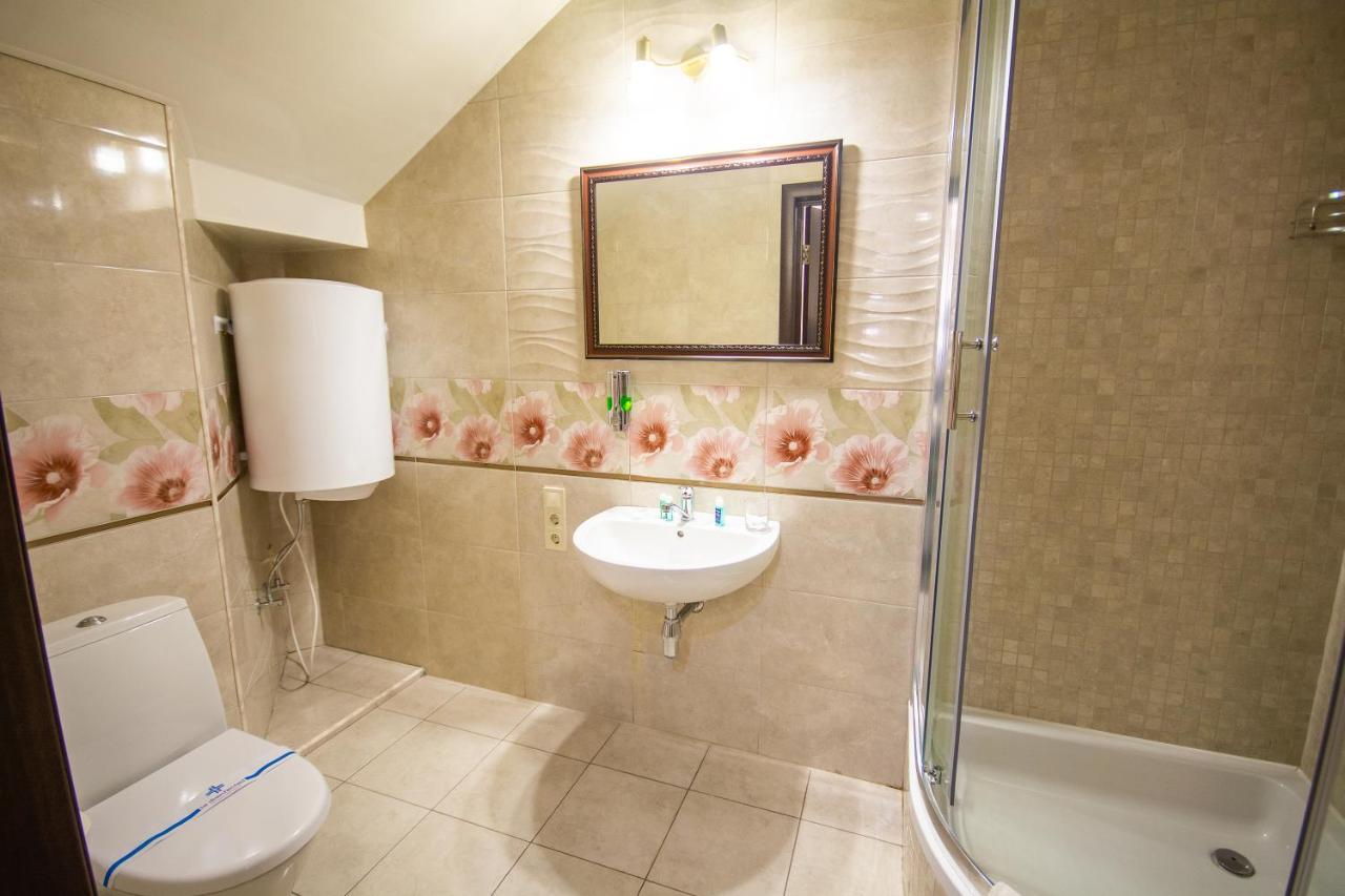 Три Сімки Hotel Вишхород Екстериор снимка