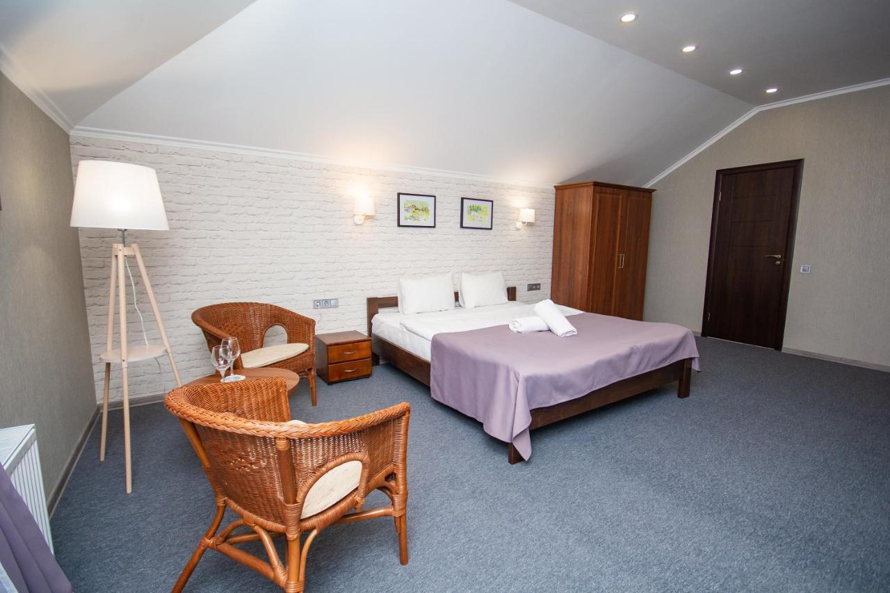 Три Сімки Hotel Вишхород Екстериор снимка
