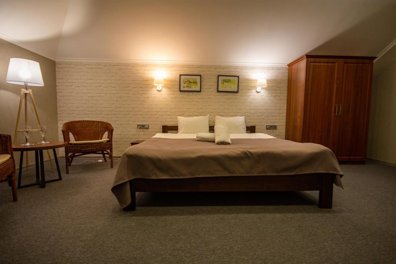 Три Сімки Hotel Вишхород Екстериор снимка