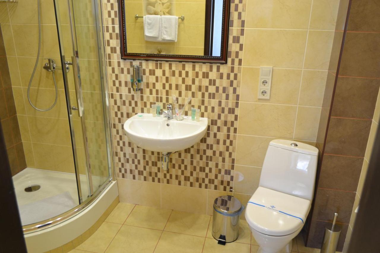 Три Сімки Hotel Вишхород Екстериор снимка
