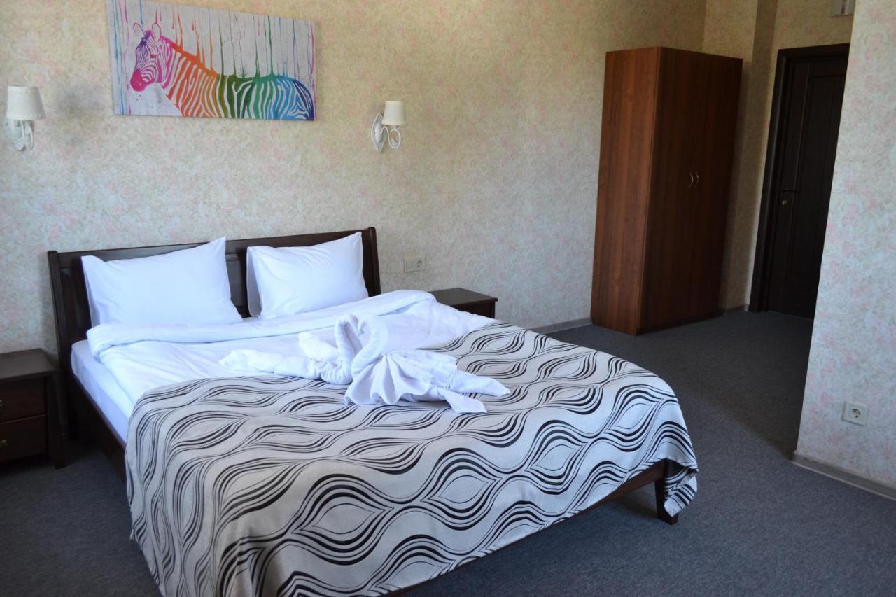 Три Сімки Hotel Вишхород Екстериор снимка