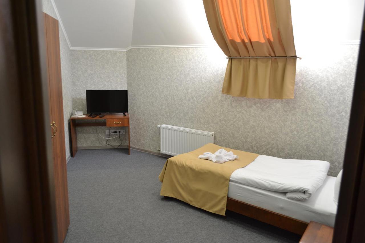 Три Сімки Hotel Вишхород Екстериор снимка