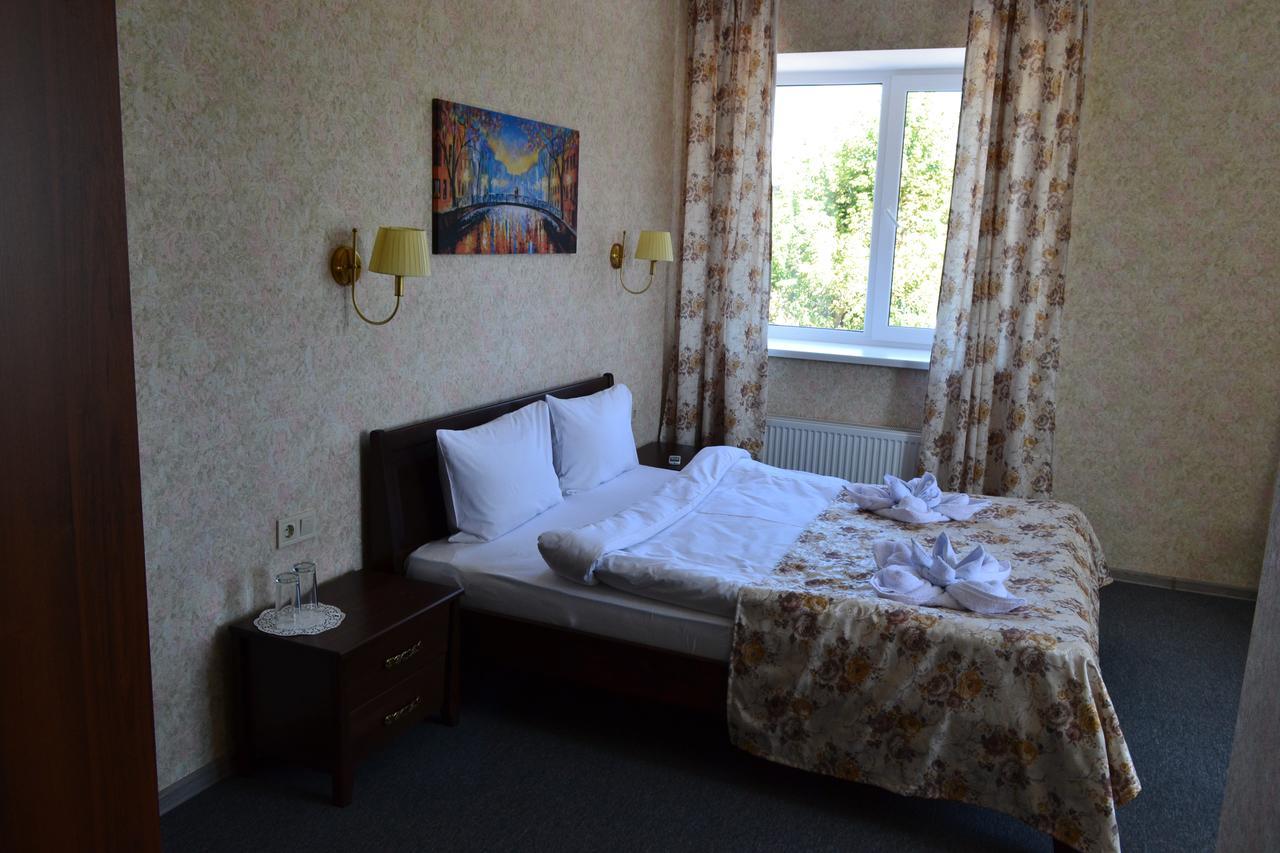 Три Сімки Hotel Вишхород Екстериор снимка