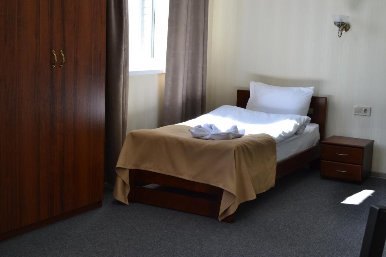 Три Сімки Hotel Вишхород Екстериор снимка