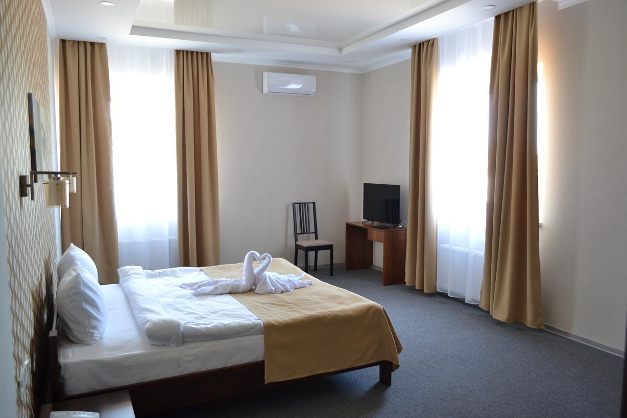 Три Сімки Hotel Вишхород Екстериор снимка