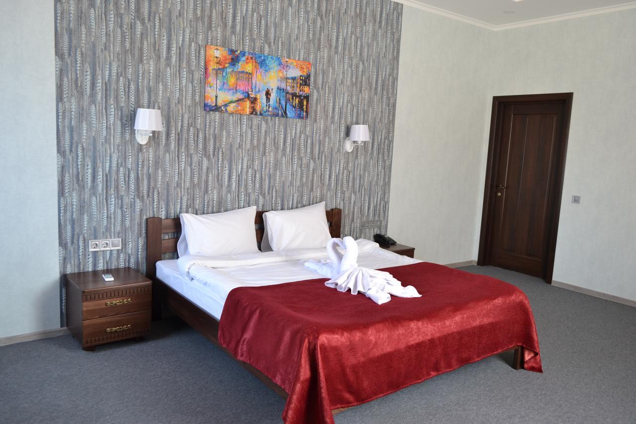 Три Сімки Hotel Вишхород Екстериор снимка