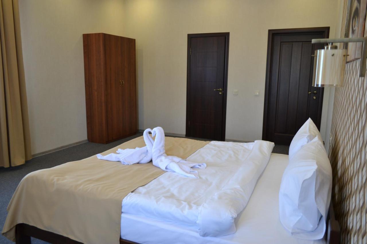 Три Сімки Hotel Вишхород Екстериор снимка