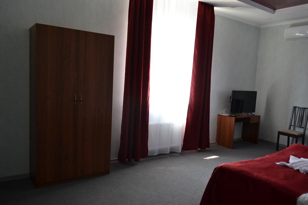 Три Сімки Hotel Вишхород Екстериор снимка