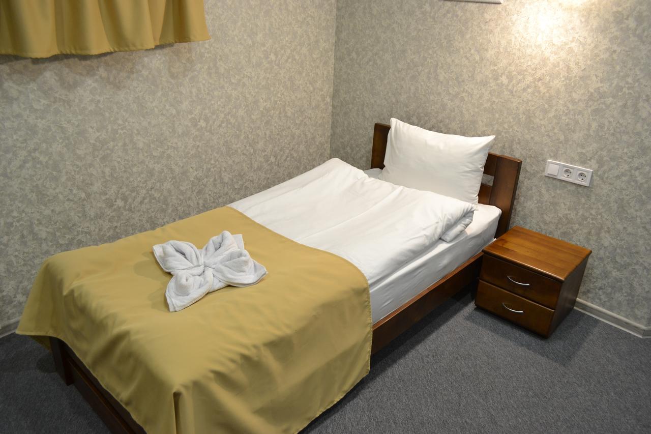Три Сімки Hotel Вишхород Екстериор снимка