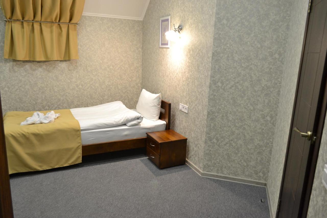 Три Сімки Hotel Вишхород Екстериор снимка