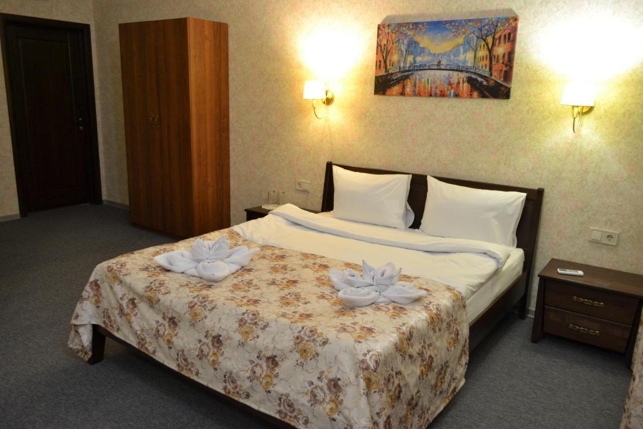 Три Сімки Hotel Вишхород Екстериор снимка