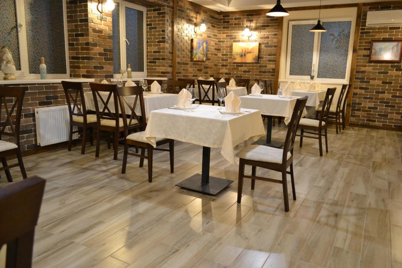 Три Сімки Hotel Вишхород Екстериор снимка