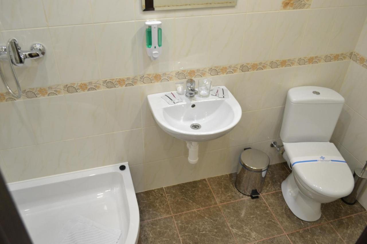 Три Сімки Hotel Вишхород Екстериор снимка