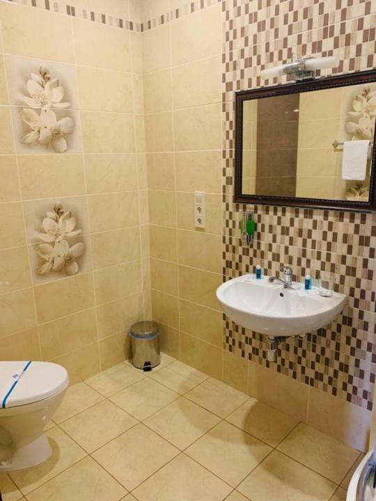 Три Сімки Hotel Вишхород Екстериор снимка