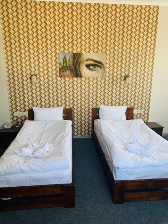 Три Сімки Hotel Вишхород Екстериор снимка
